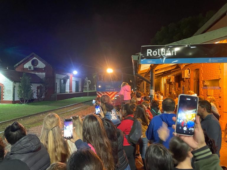 Paseo escolar de la Fiscal por Rosario con festejado regreso en tren a Roldán