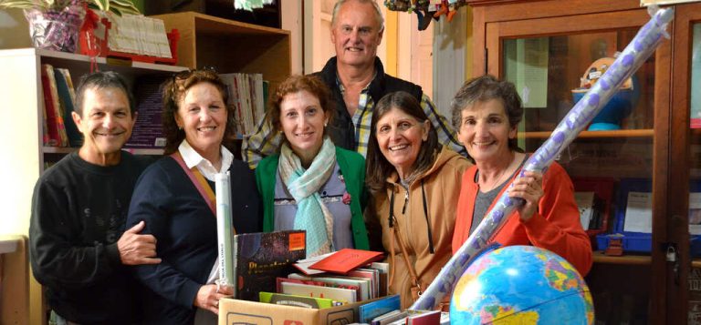 Solidarios: La Promo 72 regaló libros a la escuela Fiscal