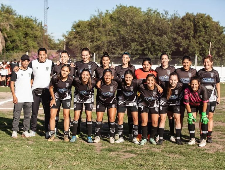 Sportsman celebra el campeonato de la Liga Cañadense de Fútbol Femenino