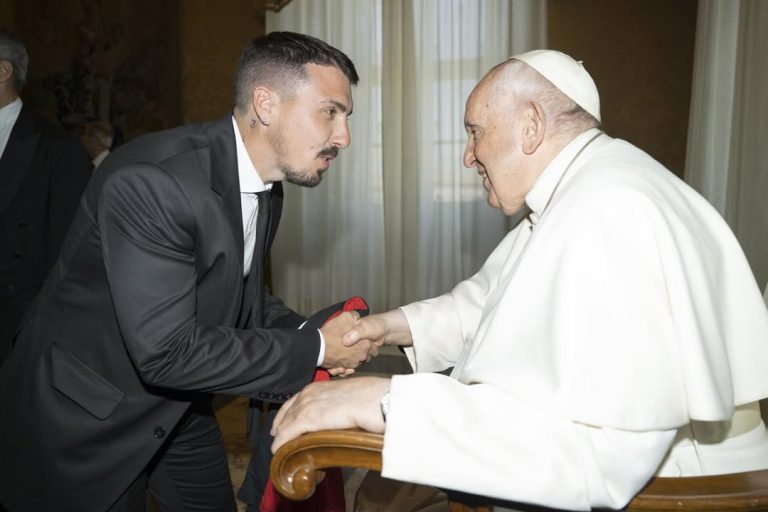 Guajardo: «Francisco rompió todos los protocolos para saludarnos, era uno de nosotros”