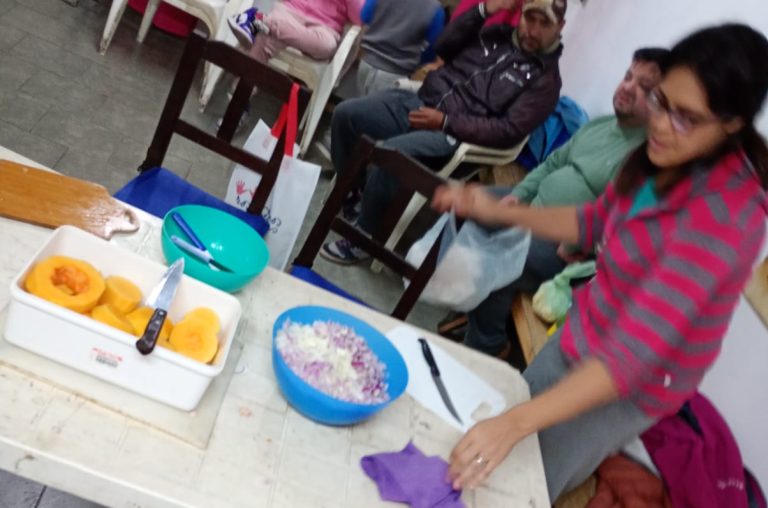 Olla solidaria y contención espiritual en Roldán: la iglesia “Restaurados para restaurar” fortalece su compromiso con la comunidad