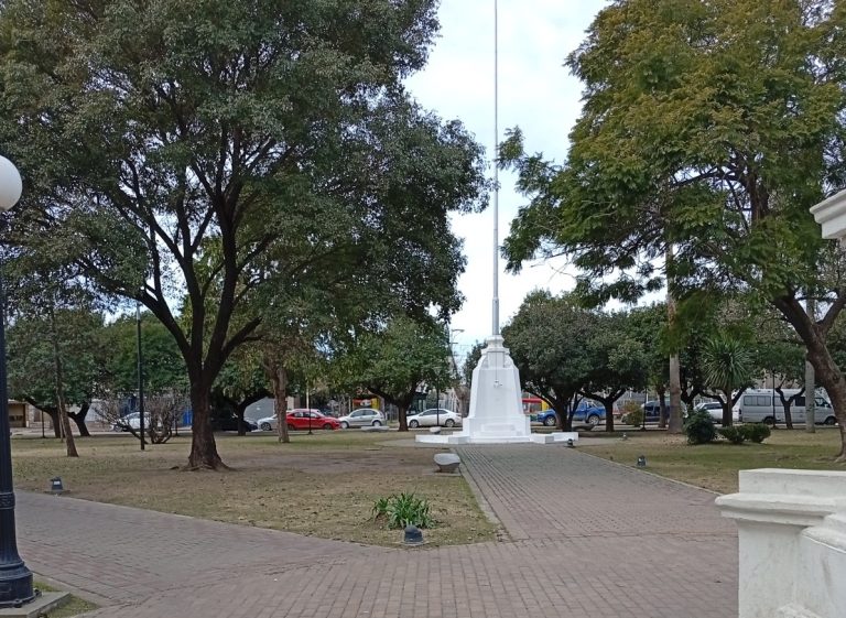 La relación entre los peluqueros y el mástil de la plaza 25 de Mayo
