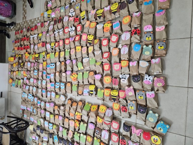 Un gesto que une: preparan 450 golosineras para el Día del Niño