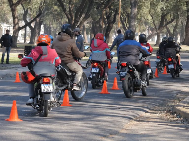 Tres horas para conducir mejor: clínica práctica de manejo de motos en Roldán