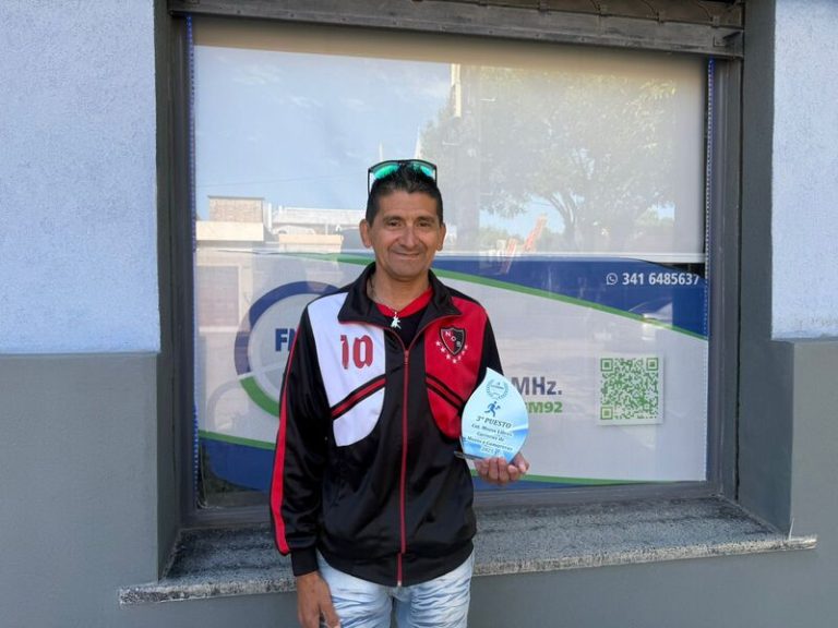 Orgullo regional: Claudio Ríos subió al podio en la Maratón de Mozos de Rosario