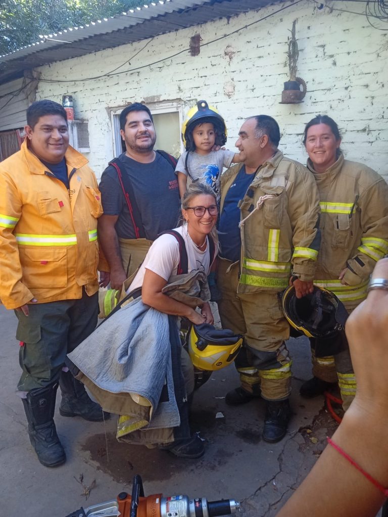 El susto de Santino: quedó atrapado en su cama y bomberos lograron rescatarlo