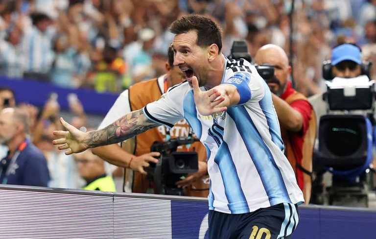 Con un doblete de Messi, Argentina aseguró el primer puesto y avanzó con autoridad