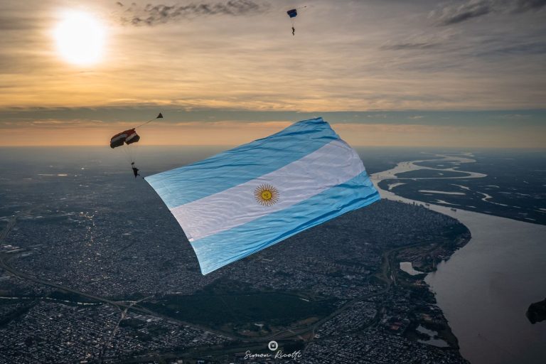 Récord en el aire: un paracaidista descendió con una bandera argentina de 90 kilos